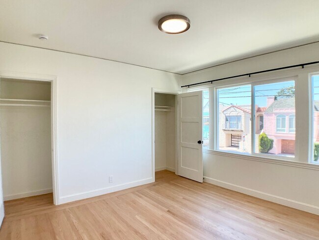 Building Photo - Remodeled! GARAGE PARKING Included! IN-UNI...