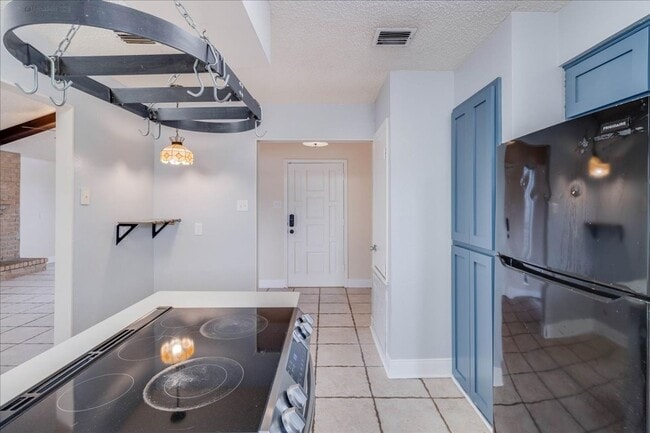 Building Photo - 985 Crossbill St