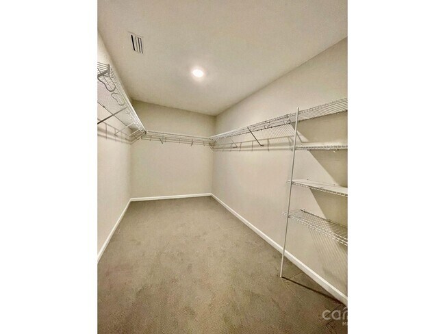 Building Photo - 3044 Spinner Ct