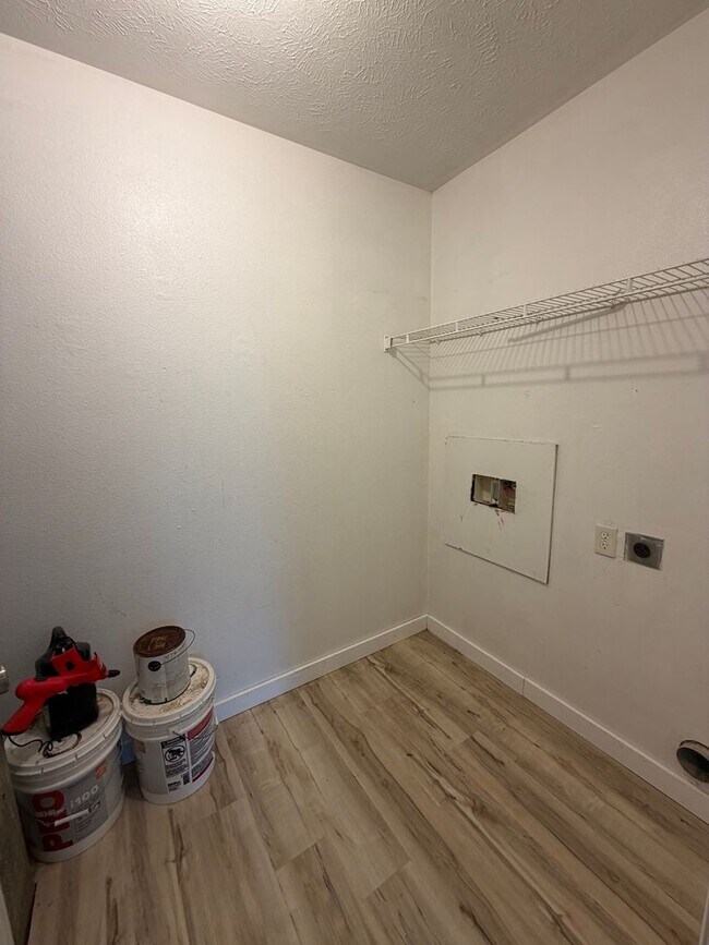 Building Photo - 3 Bedroom | 2 Bathroom | 1,100 square feet | Merriam Woods MO!