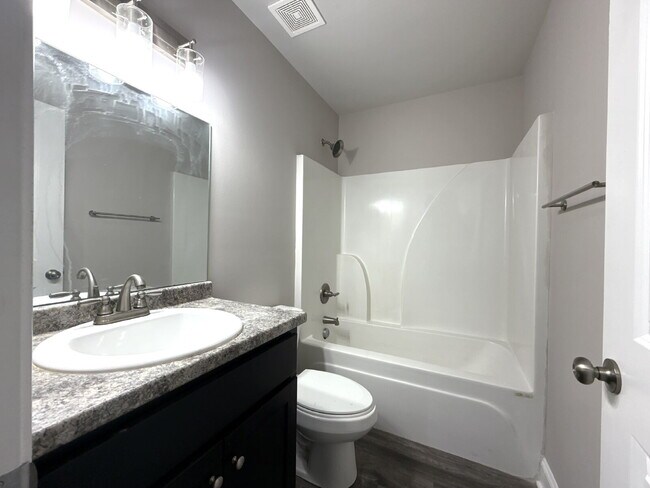 Building Photo - "Charming 2-Bed, 2-Bath Duplex Retreat in New Market's Idyllic Setting!"
