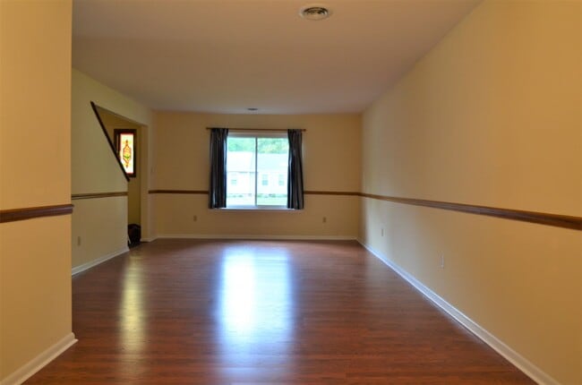 Building Photo - Spacious Yorktown Gem with New Flooring & Vaulted Ceilings