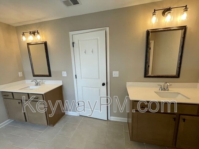 Building Photo - 2322 Sheridan Dr