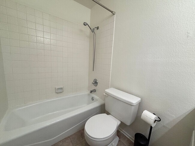 Building Photo - (APPLICATION PENDING) Charming East Lancaster Home
