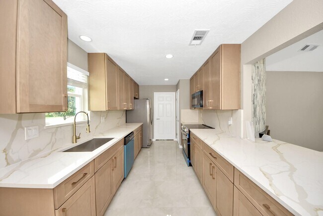 Building Photo - 16114 Forest Bend Ave