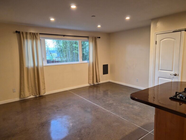 Building Photo - 3 Gonzales St