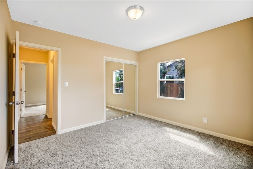 Building Photo - 511 41st St