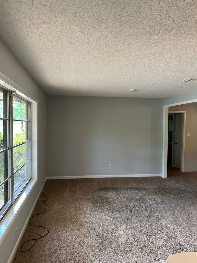 Building Photo - 205 Morgan- Available NOW