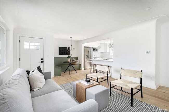 Building Photo - Recently Renovated 2Bd 1Ba Duplex with W/D and Central AC!