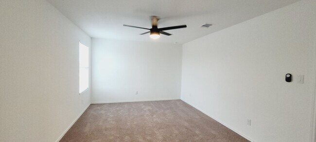 Building Photo - 4bd 2.5 ba in New Braunfels
