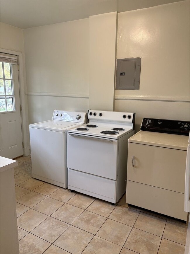 Building Photo - Spacious Townhouse Near Duke and Broad St / Fenced Yd