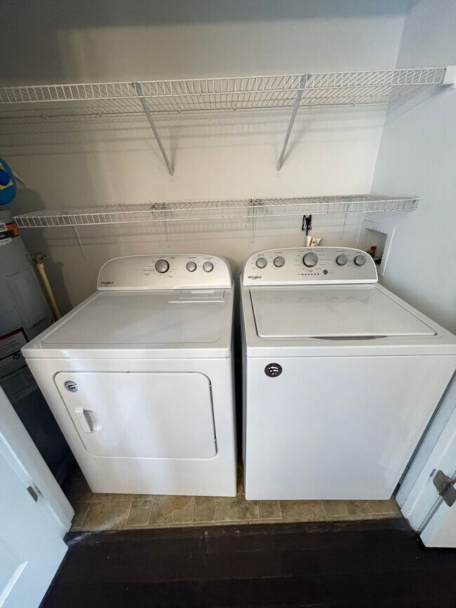 Building Photo - Lenox Village!