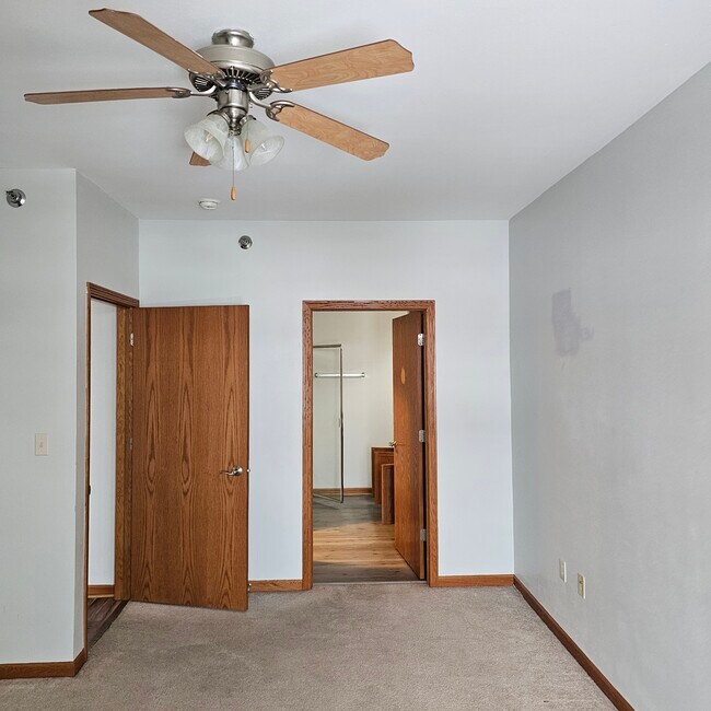 Building Photo - 16925 Stonewall Dr