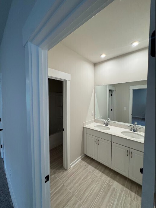 Building Photo - Beautiful 3-Bedroom, 3-Bath Home with Mode...