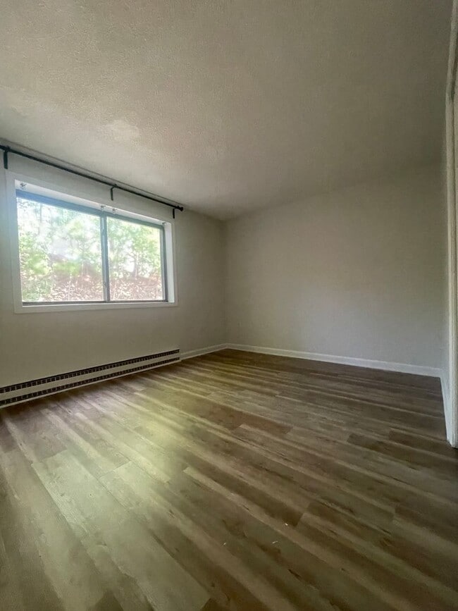 Building Photo - Recently updated 2 bedroom condo in charming Amesbury, MA