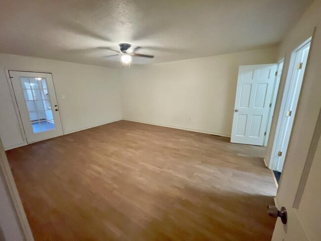 Building Photo - 275 Wineson Dr