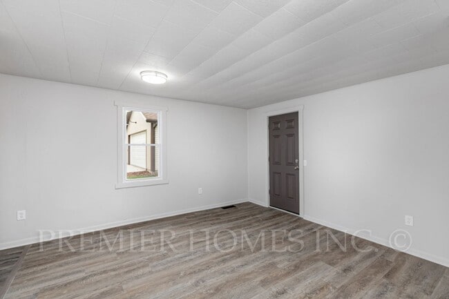 Building Photo - 3 Bed Home with Basement & Off-Street Parking – $1,395/mo