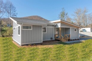 Building Photo - 924 Riceville Rd