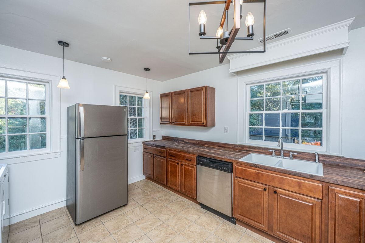 Building Photo - 25 Fenwick Dr