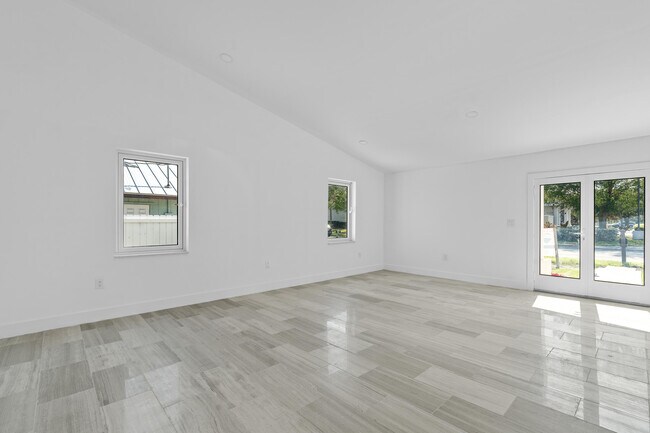 Building Photo - 2313 SE Mariposa Ave