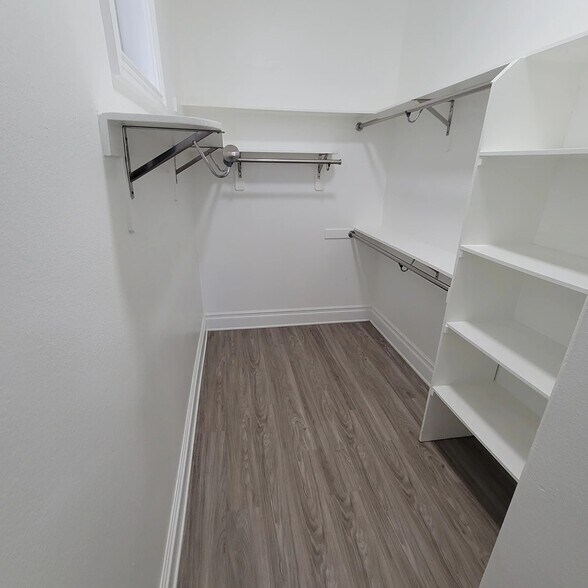 Building Photo - 2669 S Barrington Ave