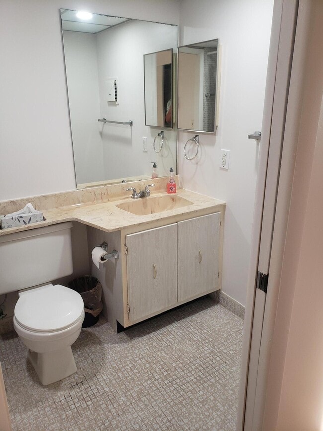 Building Photo - 688 Burgundy L