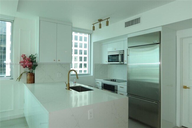 Building Photo - 500 Brickell Ave