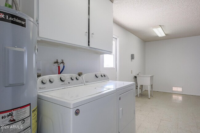 Building Photo - 10507 W Brookside Dr