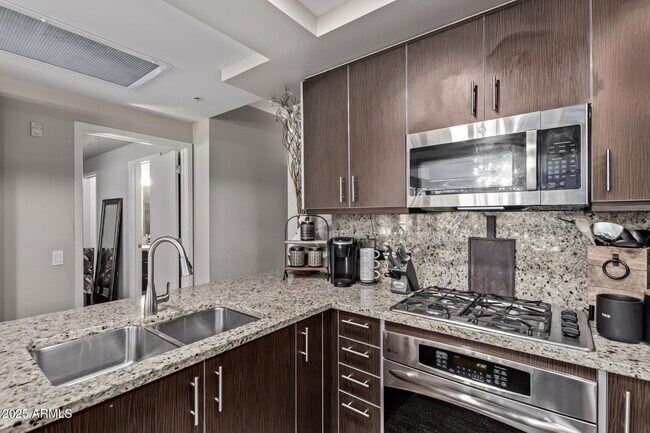 Building Photo - 7117 E Rancho Vista Dr