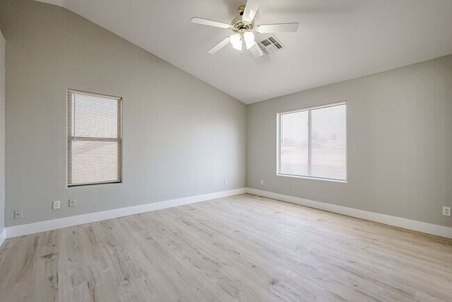 Building Photo - Beautiful 4 Bed 2000+ SFT property in Wind...