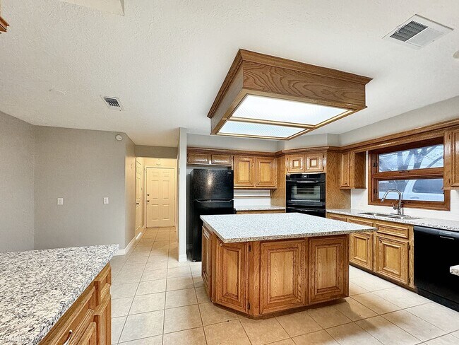 Building Photo - 3 br, 3.5 bath House - 4807 Country Club Vw