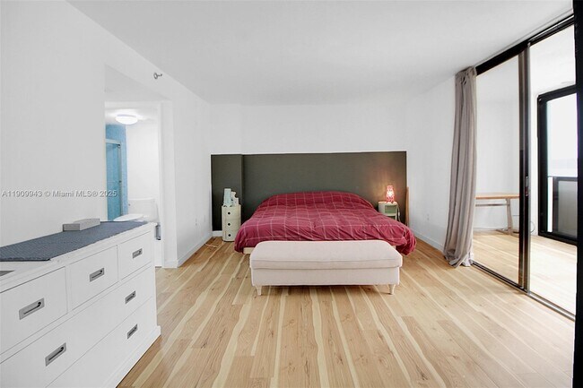 Building Photo - 1621 Collins Ave