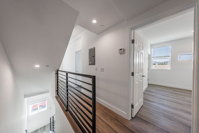 Building Photo - 3015 Alsace Ave