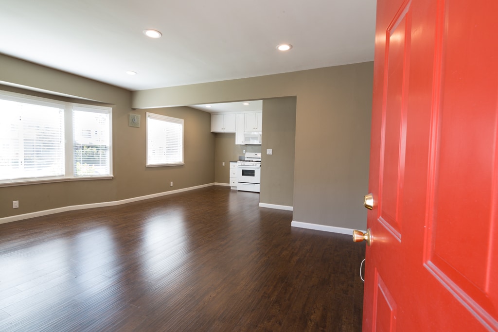 Building Photo - 533 E Chevy Chase Dr