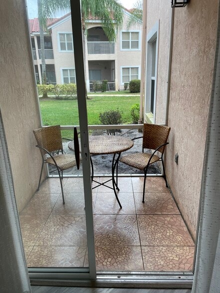 Screen patio with bistro set - 9953 Perfect Dr