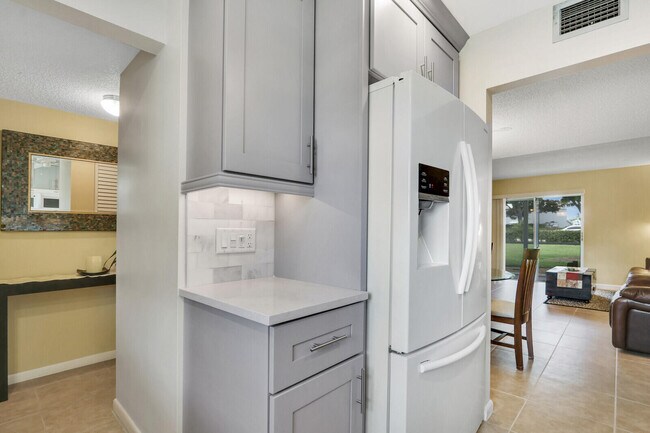 Building Photo - 18081 SE Country Club Dr