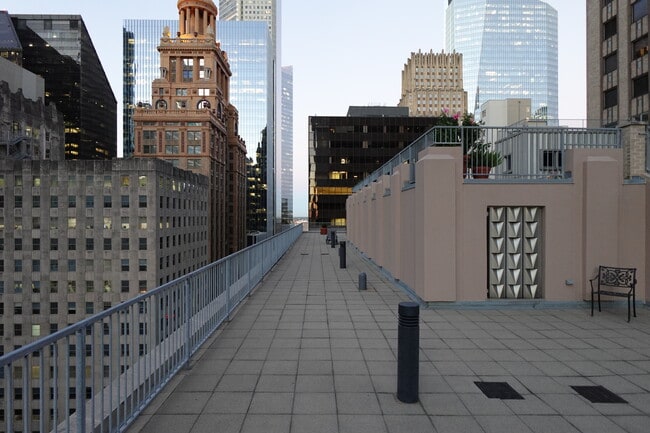 Building Photo - 914 Main St