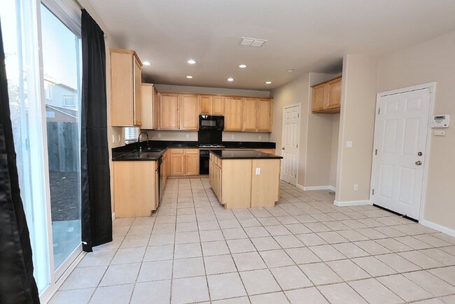 Building Photo - Beautiful 4 Bed 3 full bath Natomas Home!!