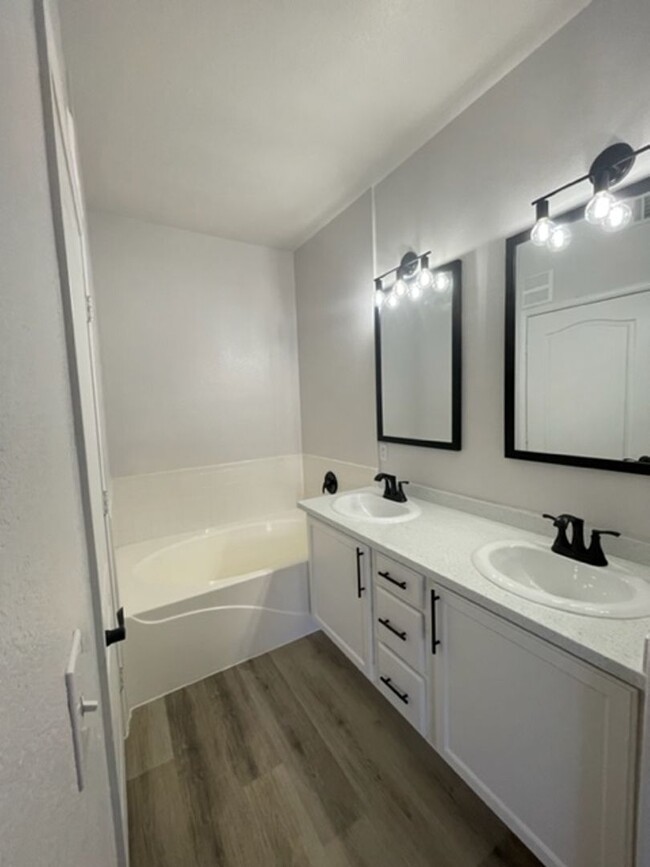 Building Photo - BEAUTIFUL CUSTOM CONDO IN DOWNTOWN SUMMERLIN