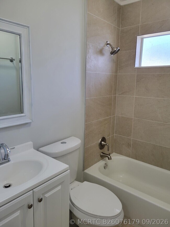 Building Photo - 651 NE 46th Ct