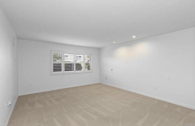 Building Photo - 6880 Hyde Park Dr