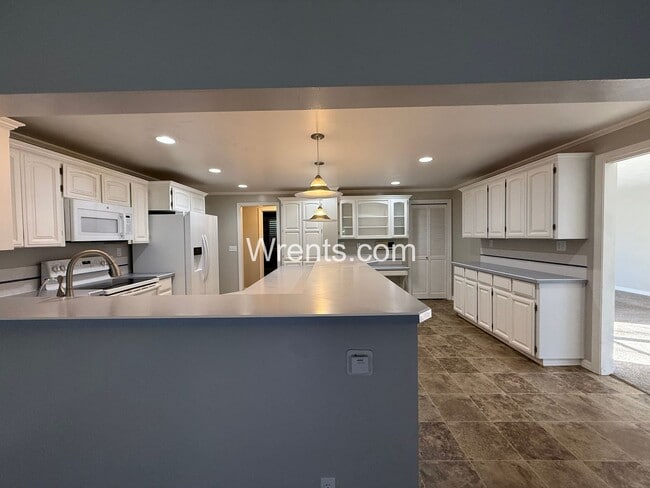 Building Photo - Spacious 6-Bedroom Home with Pool & Multiple Fireplaces – Great Northside Location!