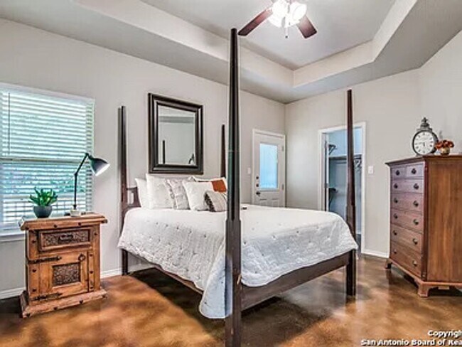 Building Photo - Beautiful Duplex in Seguin!