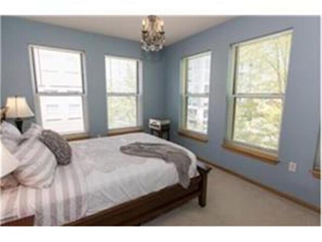 Building Photo - 575 N 1st St