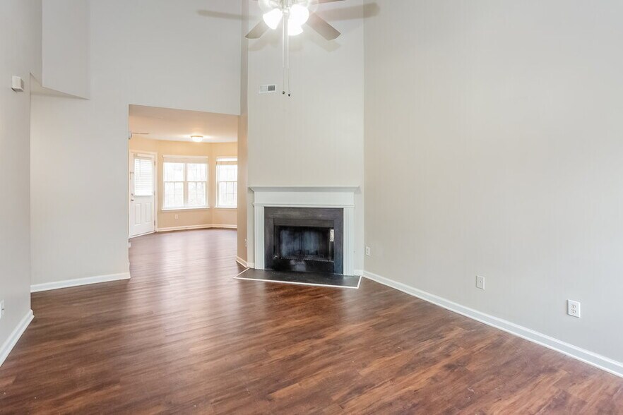 Building Photo - 7103 Fox Point Dr