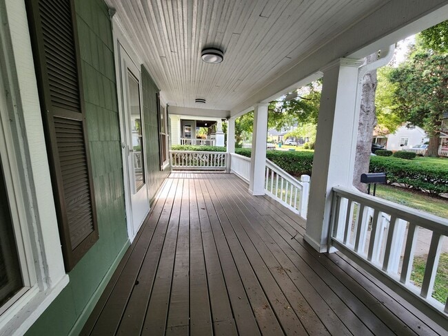 Building Photo - Spacious 5-Bedroom, 2-Bathroom Home AVAILA...