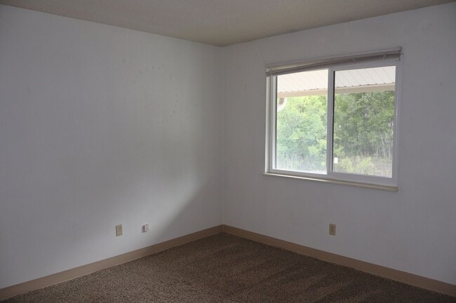 Building Photo - Bright Top Floor 1-Bedroom Near CSU + $200...
