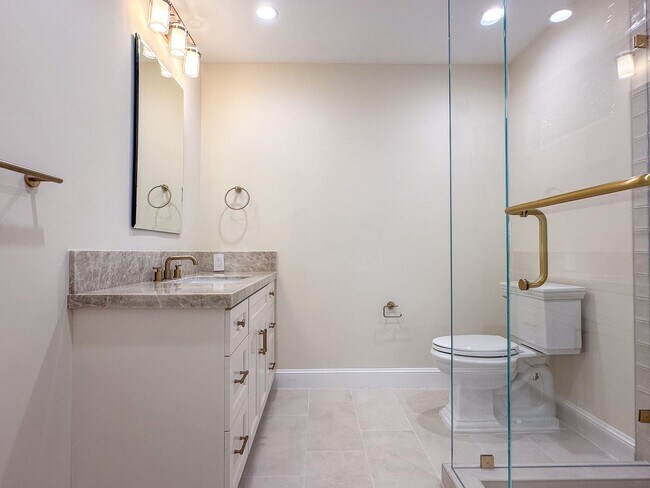 Building Photo - Exceptional Executive Estate With Pool and Tennis Court