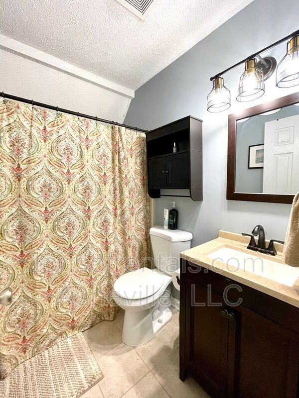 Building Photo - 147 Birch Ln