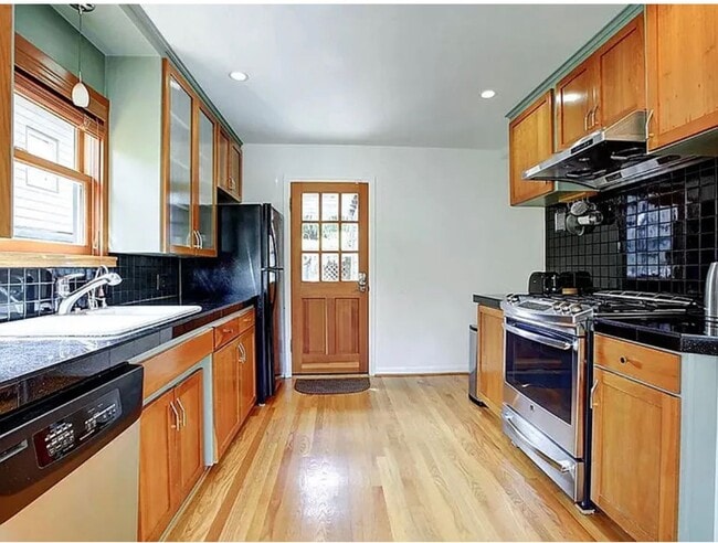 Building Photo - Traditional Home in Capitol Hill with Fenced Back Yard